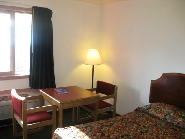 Knights Inn Center Valley Room photo